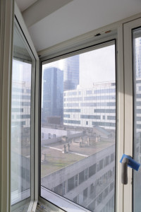 Tous les étages disposent de fenêtres doant sur un vitrage « effet store », chacune pouvant être ouverte par les occupants. Ce choix, rare en IGH, permet de jouer sur l’aspect psychologique de l’ouverture d’une fenêtre ; il décuple aussi la performance énergétique de la tour en améliorant la circulation de l’air grâce à une double peau ventilée. © Nicolas Vercellino 