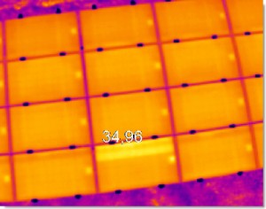 Contrôle des paeaux photovoltaïques, en jaune les zones endommagées 