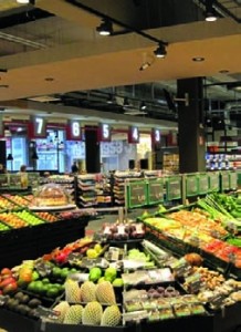 Edeka Reichelt, Berlin. Le marché est éclairé d’une lumière vive et agréablement conviviale d’une couleur chaude de 2 700 K. On a fait appel ici à des spots comme le Take TKL, fixé à des rails électriques suspendus, ainsi qu’à des projecteurs encastrés des séries Cardo et Punta intégrés aux éléments de plafond. L’éclairage LED n’altère pas la marchandise. Pour le rayon fromages ont été spécialement prévus des modules blancs chauds de 2 500 K mettant bien en valeur les tonalités jaune frais du fromage.