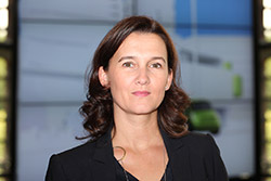 Delphine Camilleri - Responsable relations extérieures Legrand. « Il faut valoriser l’électricité, ses métiers, ses savoir-faire et stimuler l’apprentissage », précise Delphine Camilleri en charge des relations extérieures de Groupe Legrand. « C’est pourquoi Legrand participe depuis de nombreuses aées aux compétitions électricité. » Le timing était idéal pour présenter KNX sur cette épreuve. « C’est un bon moyen de voir des intégrateurs en herbe installer KNX Legrand », ajoute-t-elle. L’objectif premier de Legrand, comme des autres grands acteurs de l’électricité, est de favoriser l’employabilité des jeunes et de transmettre cette culture de l’énergie pour que l’électricien/domoticien conseille l’usager.