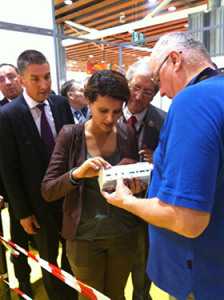 Najat Vallaud-Belkacem, ministre de l’Éducation nationale, de l’Enseignement supérieur et de la Recherche, visite le Grand Palais et s’arrête très longtemps sur le stand Legrand ; au point de s’essayer au montage électrique.