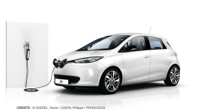 © QUEREL, Xavier / LEBON, Philippe / PRODIGIOUS. La Renault Zoé en charge sur une prise Green up.