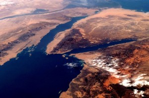 1280px-Gulf_of_Suez_from_orbit_2007