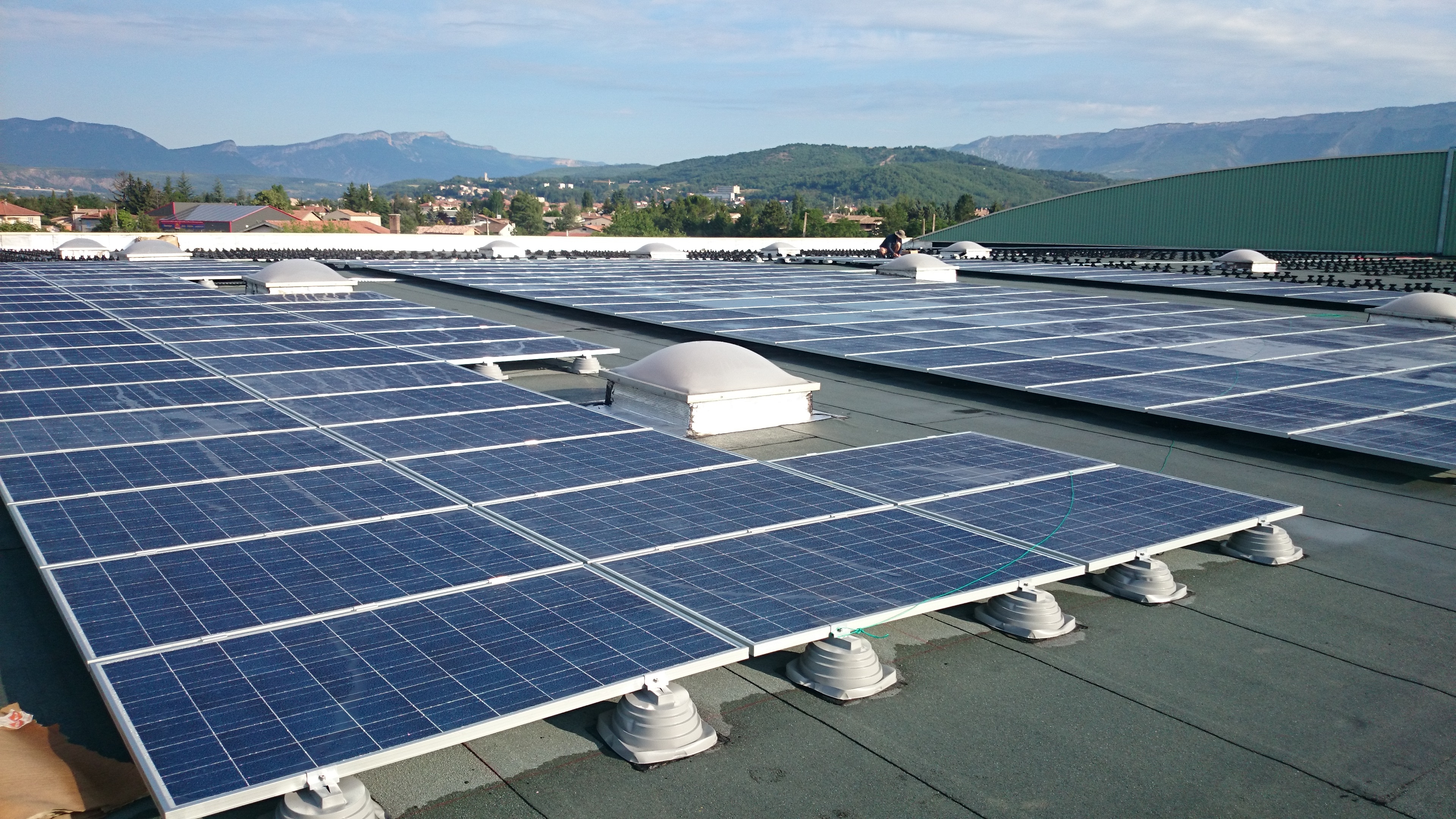 1 200 paeaux de 250 W sont installés sur les toits des bâtiments de Alpes Coop Fruits dans les Hautes-Alpes. © JP TOMAS
