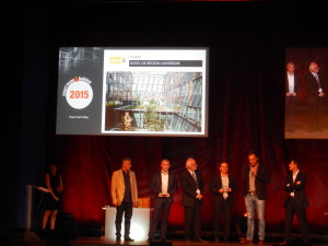 Grand Prix Smart Building - Jeremy Fleurus de Dom6 a reçu le grand prix Smartbuilding 2015 des mains de Serge Le Men, vice-président de la Smart Building Alliance, pour son travail d'intégration dans l’Hôtel Région Auvergne.