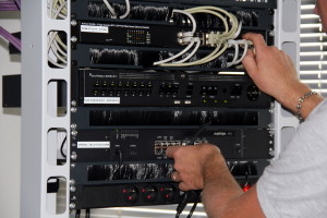 2.Un technicien en action dans une baie de brassage réseau (où s’intègre le boîtier Krika). / (c) DR