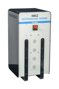 Système de stockage Saft-Intensium Home 10M : 10 kWh/10 kW. 10 à 40 kWh, pour le petit tertiaire. Durée de vie 20 ans, base de 1 cycle / jour. Capacité restante de 70 % en fin de vie. (c) Saft