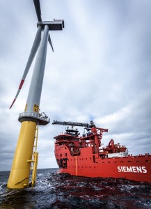 Siemens, leader mondial en matière de production d'énergie éoliee en mer et de maintenance éoliees, est le premier acteur du secteur à concevoir et commander ce nouveau type de navire, développé spécifiquement pour l'entretien et la maintenance des parcs éoliens éloignés.