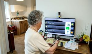 La télévision pour communiquer à la résidence seniors Les Jardins Revest. (source Schneider Electric)