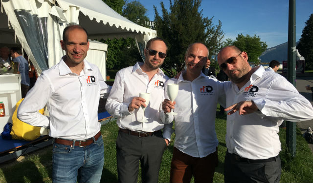 Cédric Bressand et Laurent Terroux (kanx.ch), Sébastien Bergin (brainyhouse.com), Antoine Casanova (activ-home.ch), Gilles Santerre (agiclic.com) et Frédérique Finiti-Broisin (inffiniti.fr), qui prend la photo au Salon de l’immobilier d’Aecy
