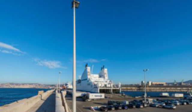Port de croisière de Marseille doté du luminaire Estedia – de jour. © TRILUX