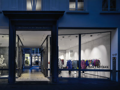 © Zumbotel La vitrine, une salle d’exposition : grâce à ses différents niveaux de clarté, la lumière dynamique permet de suggérer que les maequins typiques d’Issey Miyake sont en mouvement.