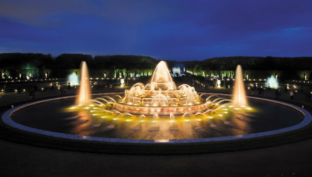 © Citeos. Photo Xavier Boymond, Maître d’ouvrage : société Château de Versailles Spectacles – Conception lumière : Laurent Fachard (Les Éclairagistes Associés) – Installateur : Citeos, marque lumière et équipements urbains de VINCI Énergies – Solution éclairage dans les fontaines et bassins : Crystal Fountains