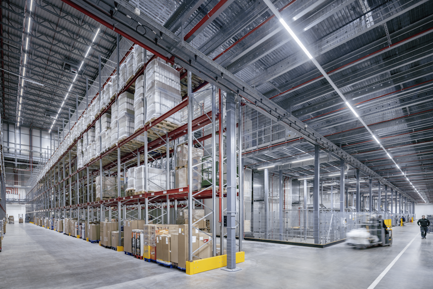 Photo de centres logistiques et entrepôts. Éclairage réalisé par Trilux pour Rewe Nord, en Allemagne.
