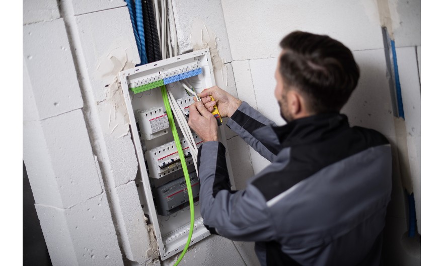 Les nouveaux coffrets encastrés haut de gamme UK600 d'ABB offrent jusqu'à 10 % de temps d'installation avec un espace de câblage doublé