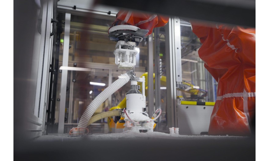 Socomec poursuit sa route vers l’Usine 5.0 : de nouveaux robots d’ébavurage pour conjuguer performance  industrielle et conditions de travail