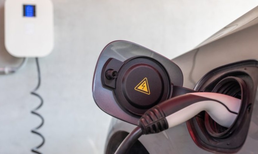 Le programme Advenir adapte ses primes pour accélérer le déploiement de la recharge en parkings extérieurs