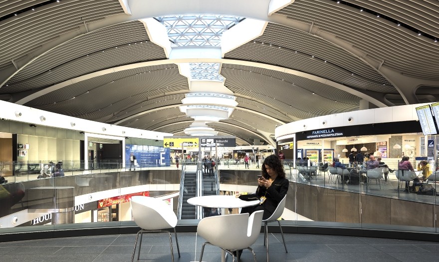 Renaud Lièvre : "la gestion des flux est la priorité no1 d'iGuzzini" (Lumières N°55 - Cahier technique : Éclairage des aéroports 1/5)